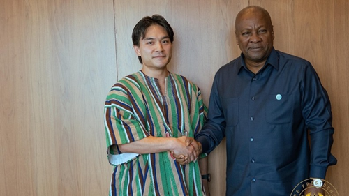 Le président ghanéen, John Dramani Mahama, et le fondateur de Degas Limited, Doga Makiura