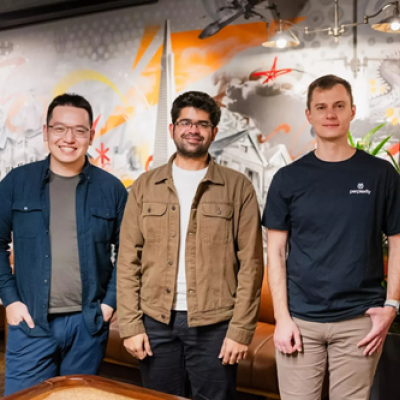 Cofondateurs de Perplexity AI, Johnny Ho à gauche, Aravind Srinivas au milieu et Denis Yarats à droite